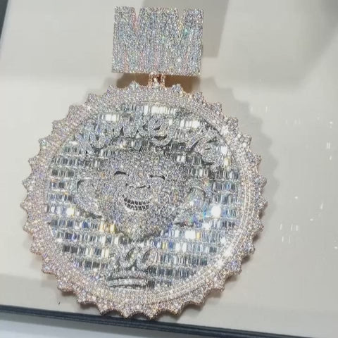 Colgante circular de oro rosa de dos tonos con logotipo personalizado y corte Buegget, con enganche personalizado