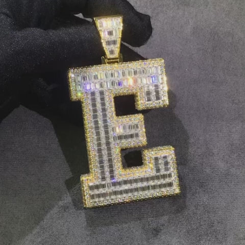 Colgante de oro amarillo con iniciales personalizadas y letras gruesas talla baguette