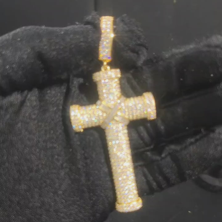 Colgante de cruz personalizado de oro amarillo con corte baguette