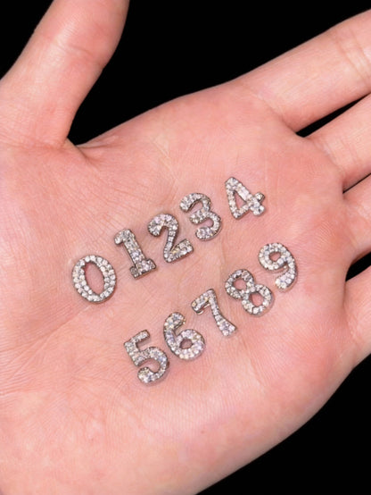 Colgante con número personalizado helado y diamantes blancos y negros 