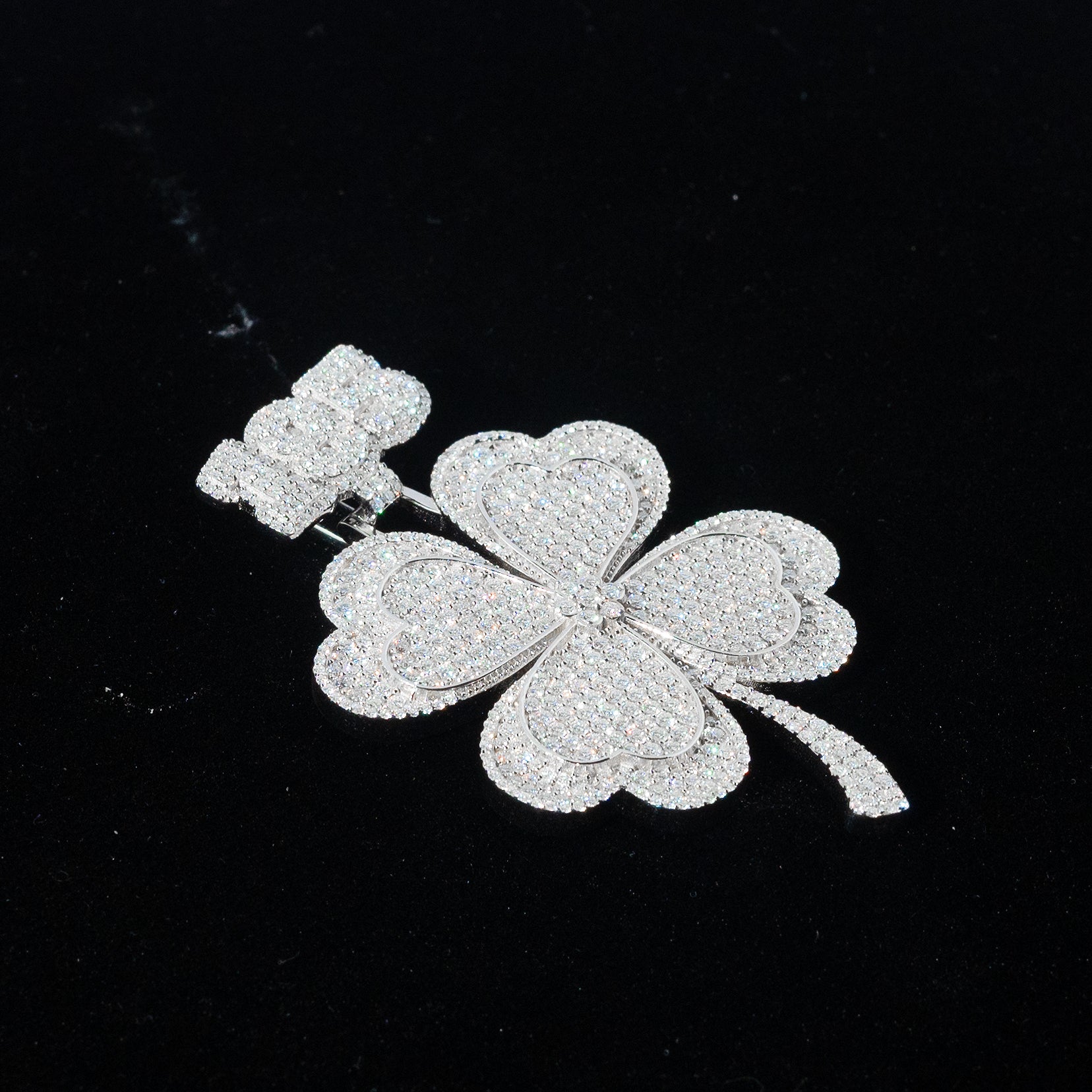 Pendentif personnalisé en forme de cercle glacé taille baguette en pierre noire et blanche